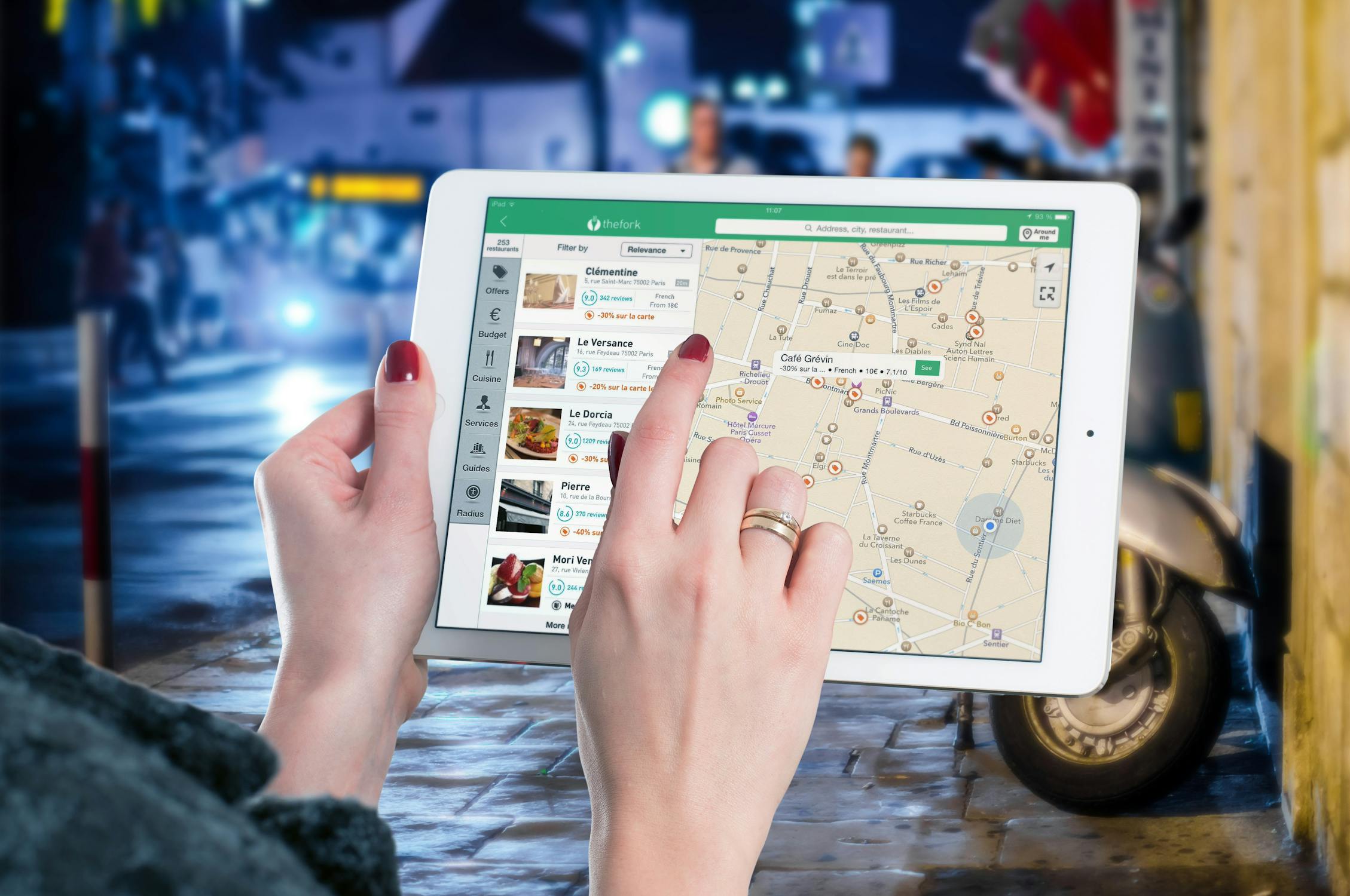 Gaziantep SEO için optimize edilmiş bir Google Haritalar profilini inceleyen kullanıcı.