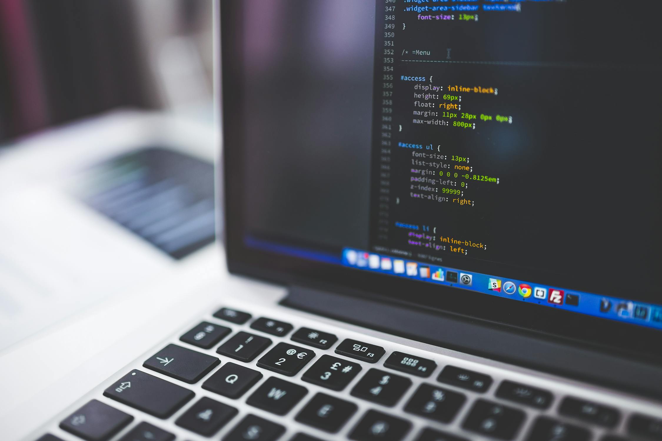 Gaziantep web tasarım için görsel optimizasyonu yapan bir geliştirici.