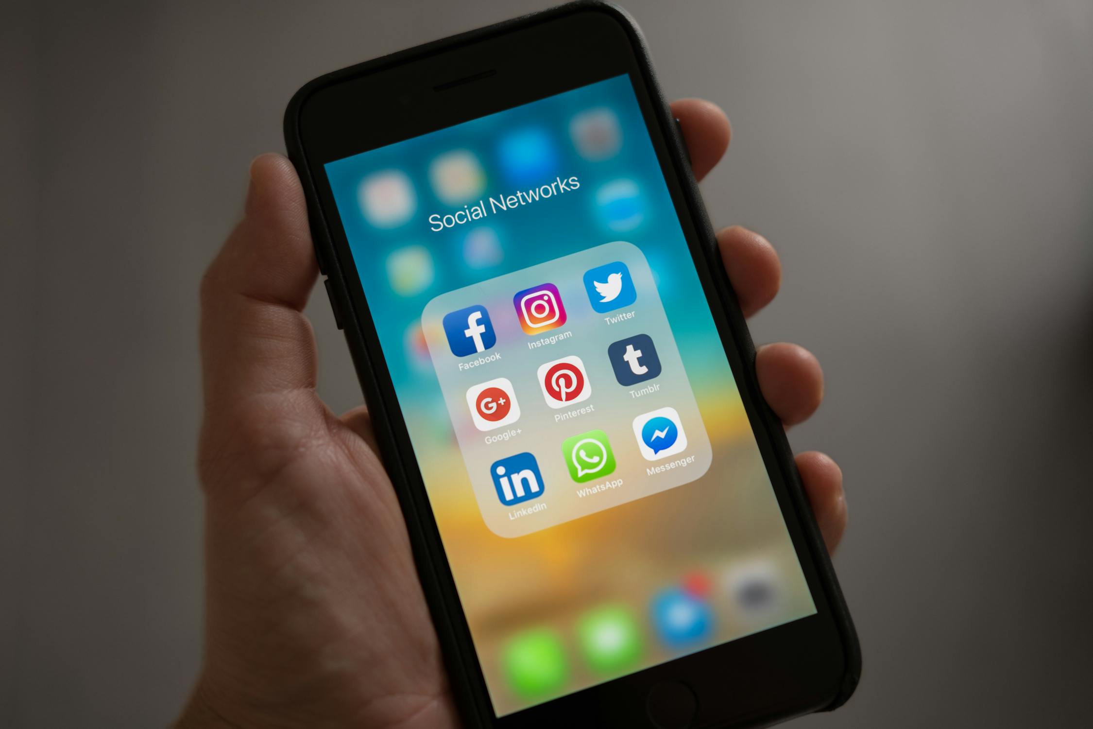 Gaziantep sosyal medya yönetimi ile Instagram'da gezinen bir kullanıcı.